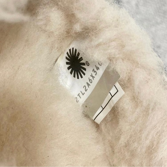 UGG Ansley Light Grey Suede Sheepskin Moccasins Slippers  Women’s size 5 - Picture 5 of 8